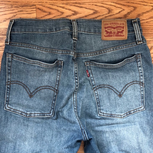 Medium/light wash Levi’s jeans - Picture 6 of 6
